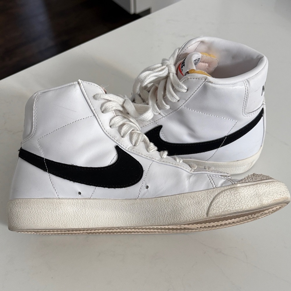 Nike Women’s Blazer Mid 77 White and Black Sneakers size 9 - Picture 3 of 6
